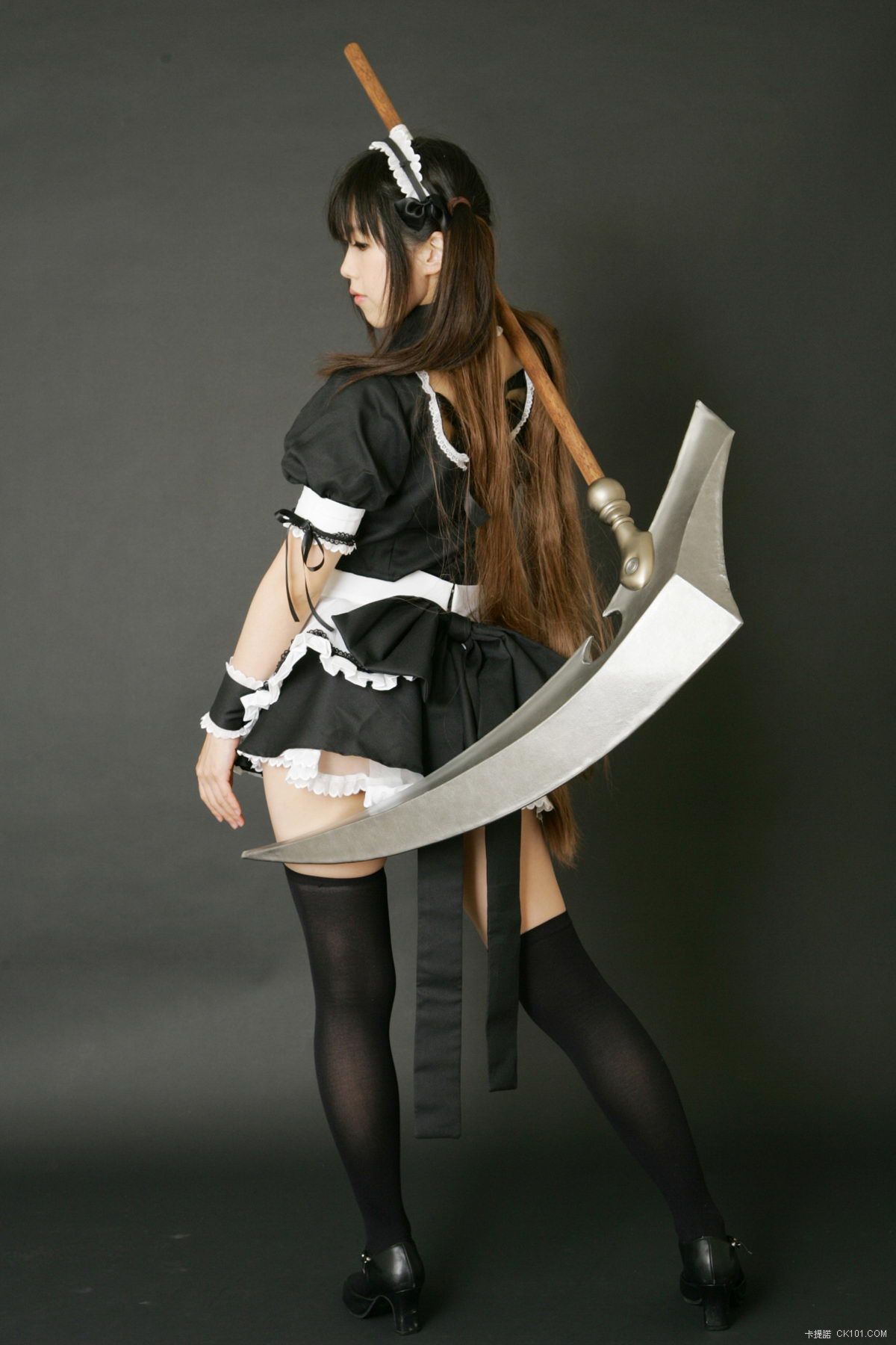 queens-blade-airi-maid-cosplay-018.jpg