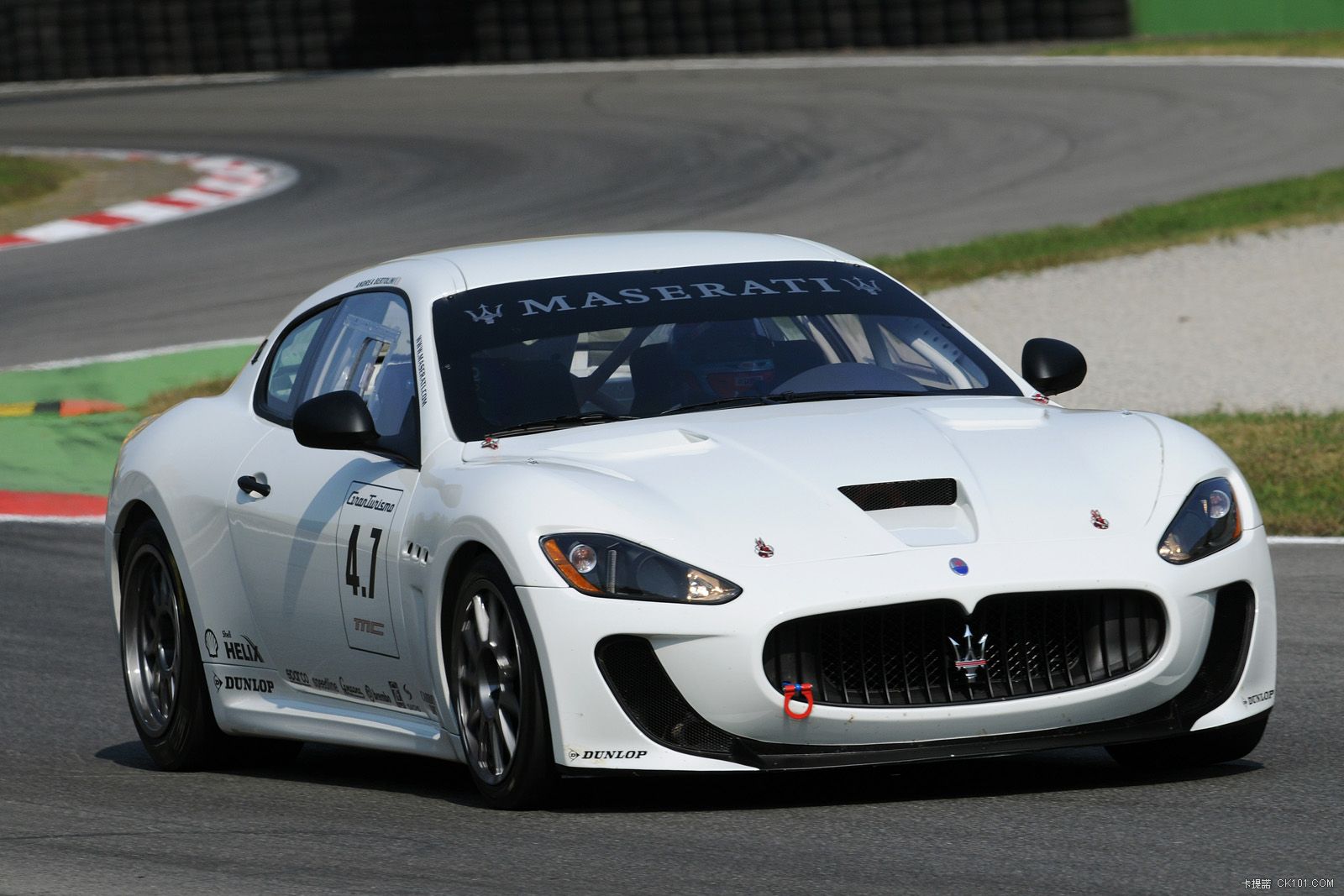 maserati_granturismo_mc_corse_2.jpg