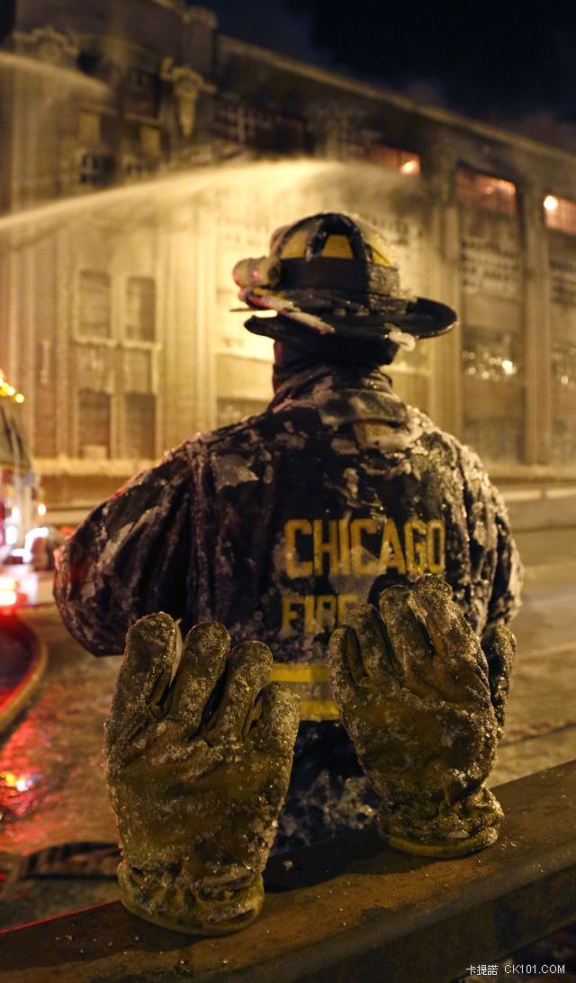 frozen_chicago_fire_640_high_03.jpg