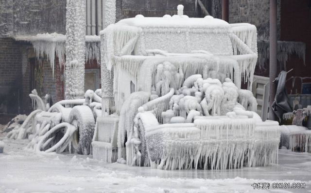 stunning_photos_of_frozen_chicago_fire_640_16.jpg