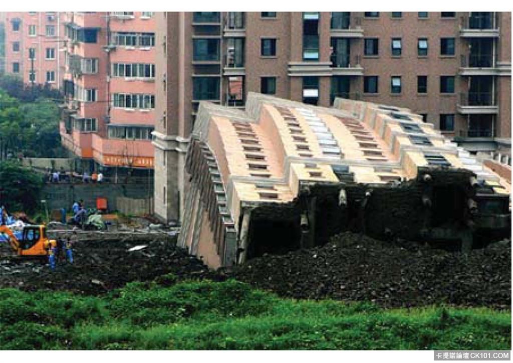 上海13層在建住宅樓整體倒塌-7.jpg