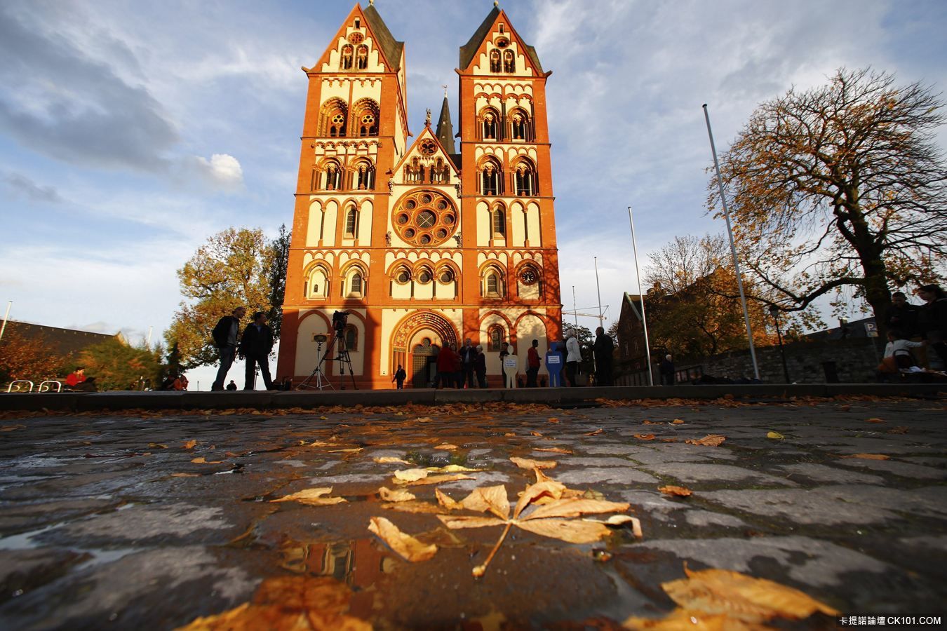 2013-10-23T211402Z_1022416853_GM1E9AO012G01_RTRMADP_3_GERMANY-BISHOP-BANISHMENT.jpg