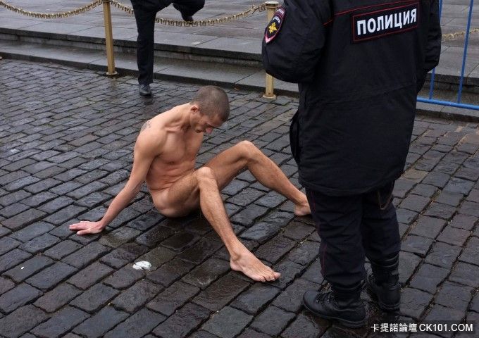 police_approach_artist_pyotr_pavlensky_sitting_on__527fd9f8ac.JPG