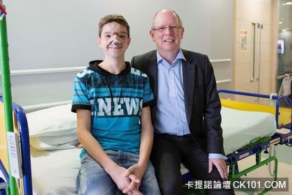 14歲的薩維奇再度到英國接受手術