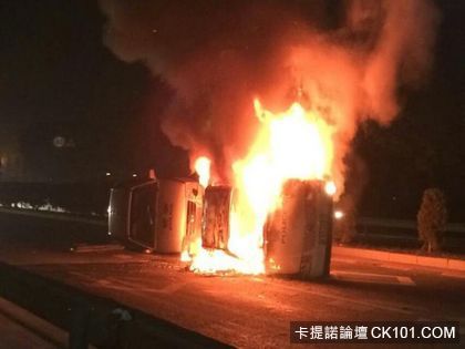 警車被民眾放火焚燒