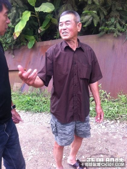 救人的漁夫阮永進(75歲)，當時正在家門口聊天，聽到有人落水，連忙飛快跑去現場，他形容他當時急得「連雨傘 ...