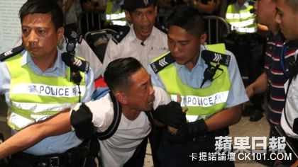 一名抗議者被警方帶走