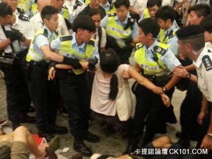 抗議民眾被抬時全身放軟，讓抬人的警察頗為費力。