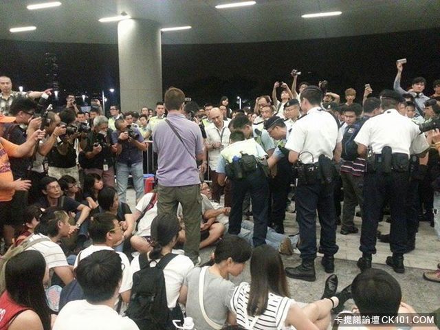 香港警方開始拉人清場。