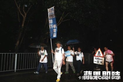 毅行隊伍冒雨在山區夜行。