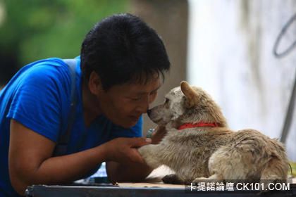 婦人與狗狗對話。