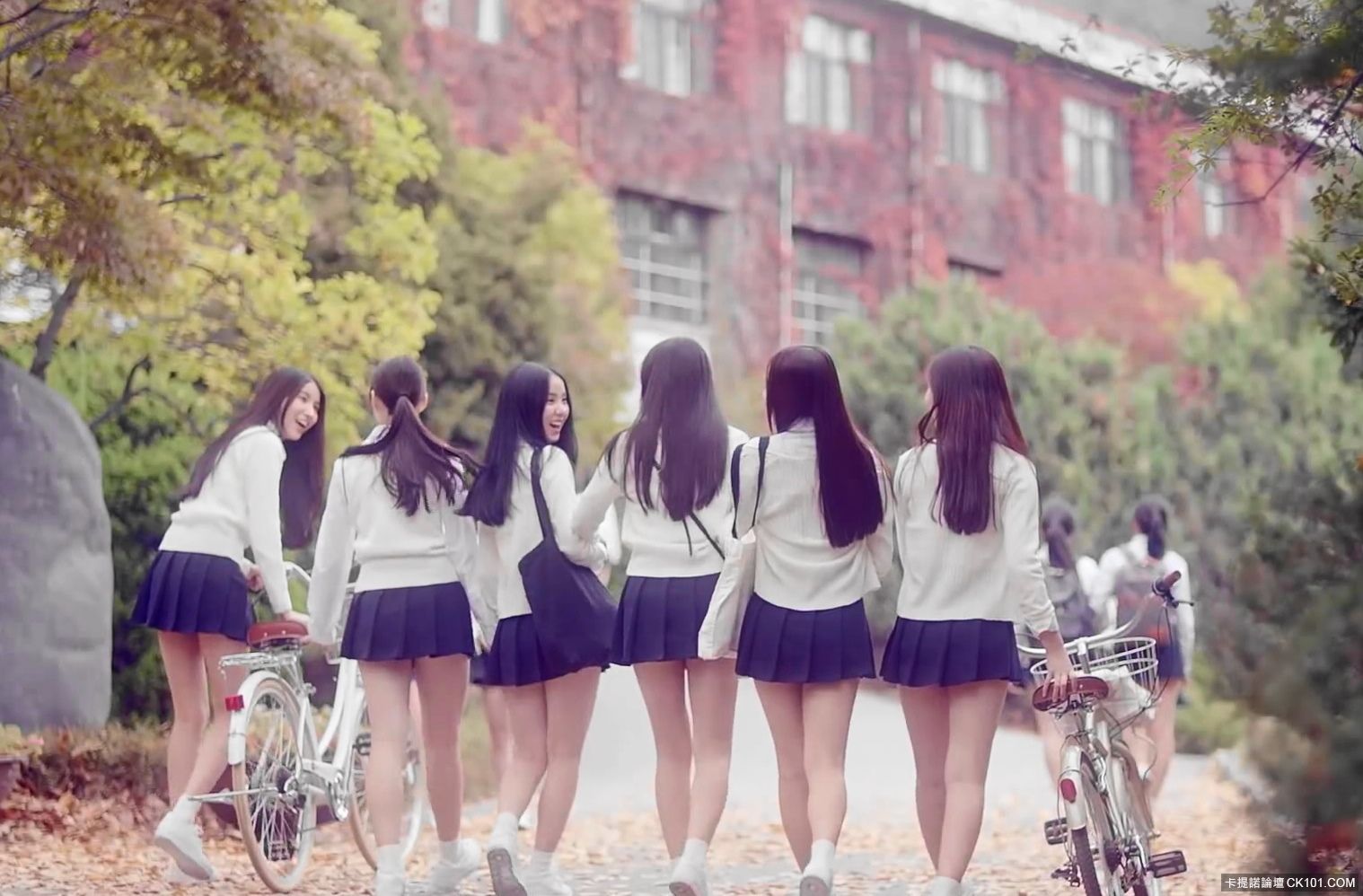 gfriend-glass-bead-outside-school.jpg