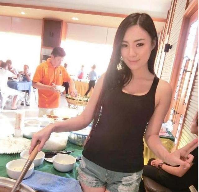 街頭小吃店亮麗的老闆娘..jpg