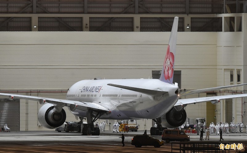 圖為華航第二架類包機30日深夜返抵桃園機場，拖進台飛棚廠進行旅客下機檢疫作業。（資料照） ...