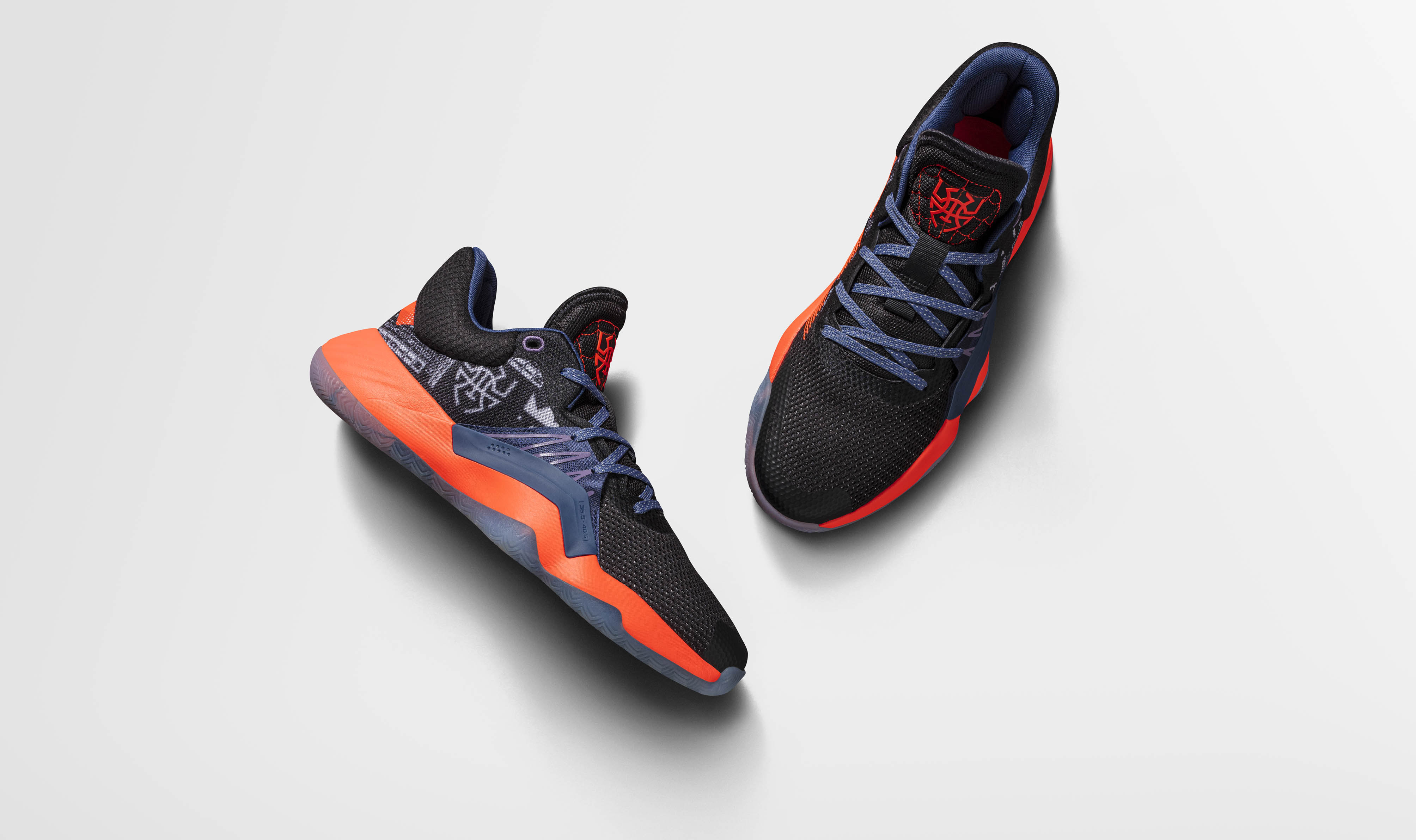 2. adidas D.O.N. Issue #1推出全新配色，以黑色鞋身搭配搶眼橘色中底.jpg