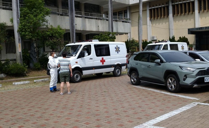 軍方防疫救護車長驅直入一中校園，校方出面攔阻。（圖由一中提供）