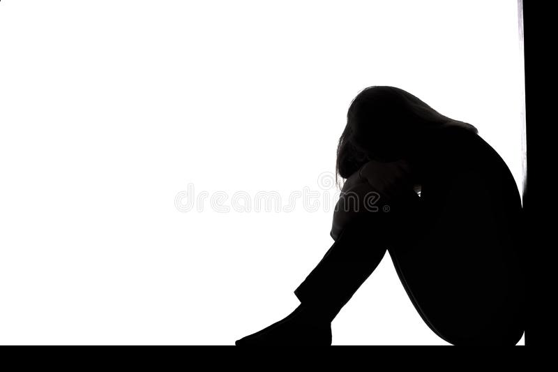 年轻女人的剪影坐在一个角落的地板在白色被隔绝的背景，哭泣一个哀伤的女孩投入头-131.jpg