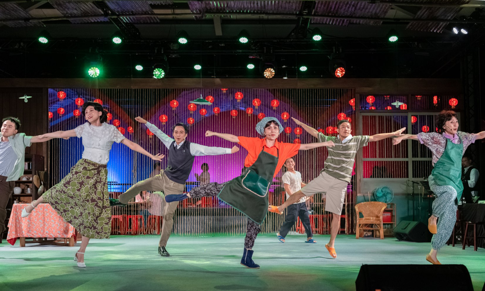 國家兩廳院藝術出走新作《十二碗菜歌》以臺式歌舞劇帶給觀眾美好的劇場體驗@攝影李文..jpg