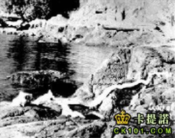 其實卡迪屍體並非只有一具，下圖為1936年10月6日在菲爾康營地Camp Fircom被沖上岸的怪物屍體