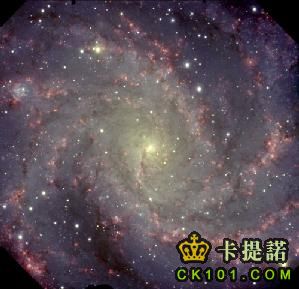 新近拍攝到的螺旋狀星系NGC 6946閃耀著五彩的巨大焰火﹐據稱是超新星爆發形成。