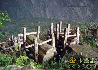 貴州高坡苗人的洞葬也是一種古老的祭奠方式。
