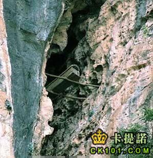 在中国一些地区，远古悬棺葬展示了神秘崖葬风俗。&
