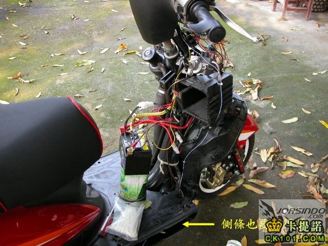 18. 把那一整塊黑色內裝部份，由車頭往車尾方向扳動，然後在腳踏墊那邊，有卡榫要注意一下，不要弄斷了...