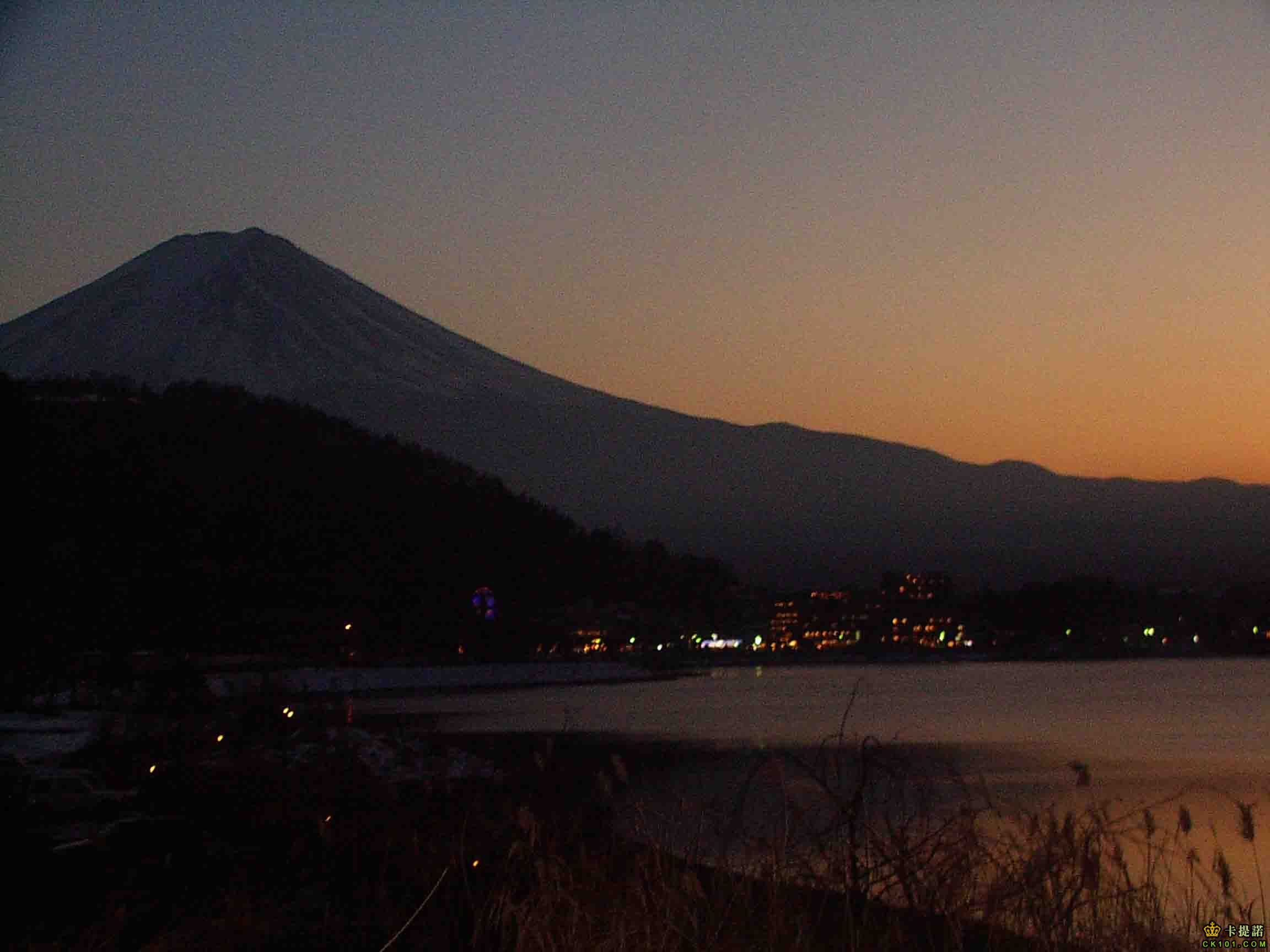 富士山夕陽，可看見山下旅館林立