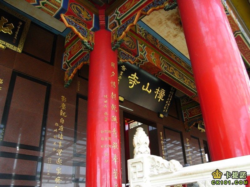 貓空著名寺廟除了指南宮外，就屬樟山寺最為出名，建於民國二十年，供奉觀音菩薩，該寺廟視野極佳，大台北盡