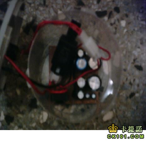 將焊好的電路板裝入布丁桶內