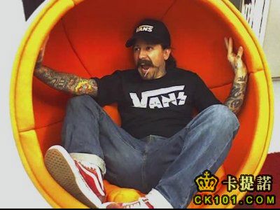 Oliver-Pecker-2.jpg