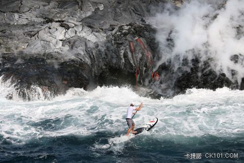 衝浪運動員卡盧哈向夏威夷大島基勞維亞火山噴射的熔岩駛去