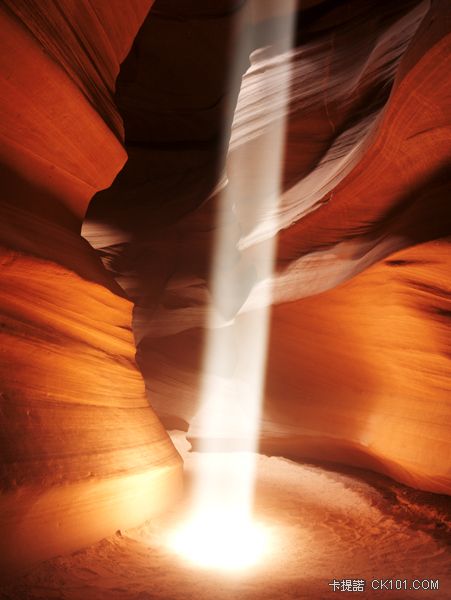 Antelope-canyon-beam.jpg