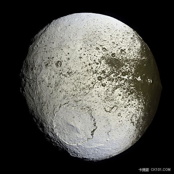 Saturns moon Iapetus.jpg