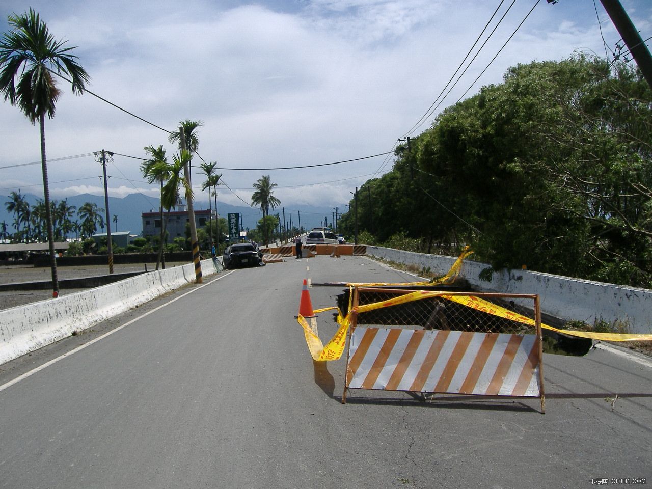 道路因雨沖刷路基淘空