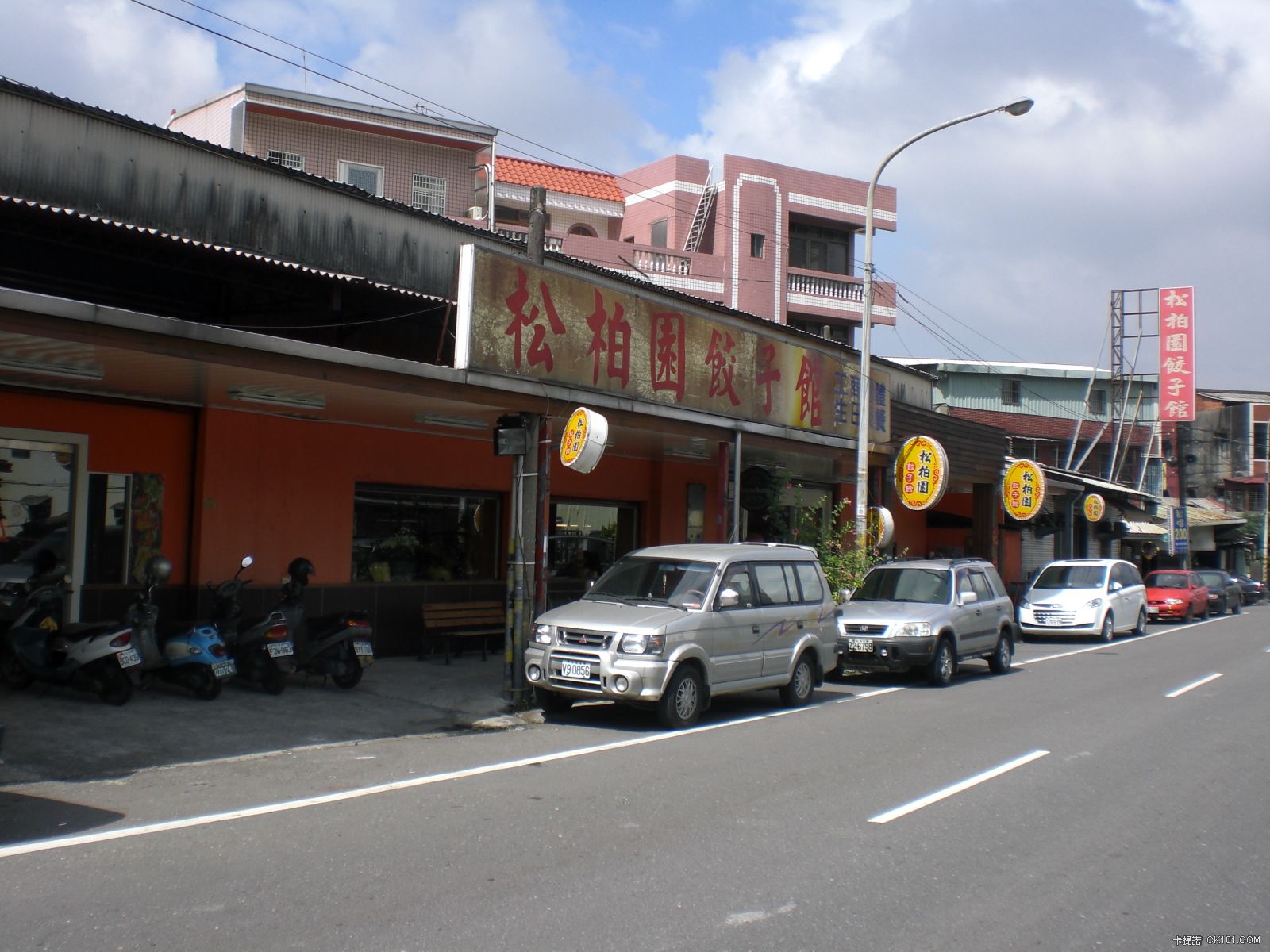 中午用餐時段路邊停車位子僅一位可求