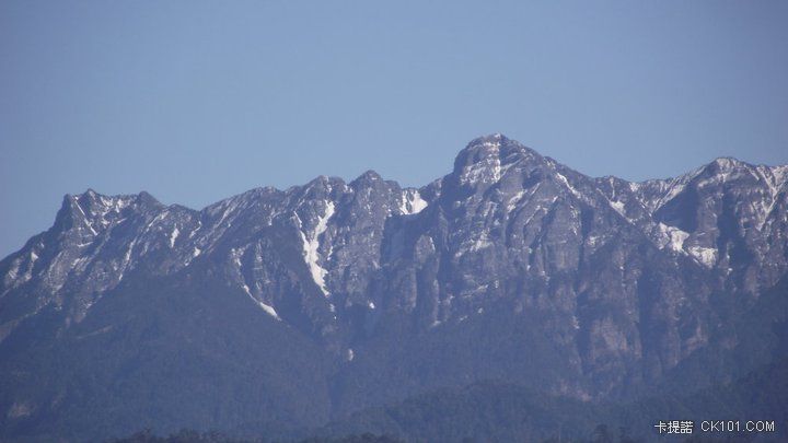 右邊是雪山北峰(3703M),左邊是穆特勒布山(3626M).jpg