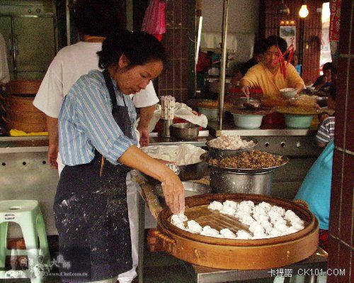 製作蝦仁肉圓包餡