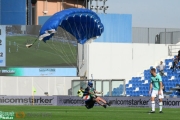 完美落地！義甲國際米蘭比賽中，盧卡庫點球時竟有跳傘客亂入球場