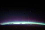 壯觀絢麗！從國際空間站看極光和大氣輝光