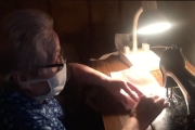 西班牙88歲阿嬤顫抖雙手縫口罩， 網友看了好揪心!