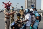 印度警戴「冠狀病毒盔」籲防疫 誇張模樣笑翻網：太厲害