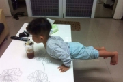 媽媽命2歲兒「不准拿桌上飲料喝」　調皮童做這事她看傻