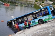 公車衝水庫釀21死 司機犯案原因曝