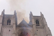 法國又見歷史建築蒙難！南特主教座堂失火
