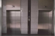 懶惰男126萬扔電梯！「直達15樓」給阿公 下秒門開悲劇了