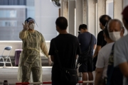香港8小時暴衝108人確診 創單日新高 特首發布5防疫措施