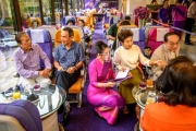 「偽出國」夯到曼谷！泰航推「飛機咖啡廳」享受「空姐」服務