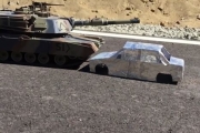 短視頻：遙控坦克碾壓報廢車殼（1/24比例）