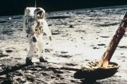 NASA公佈「新一代宇航服」將用於登月任務